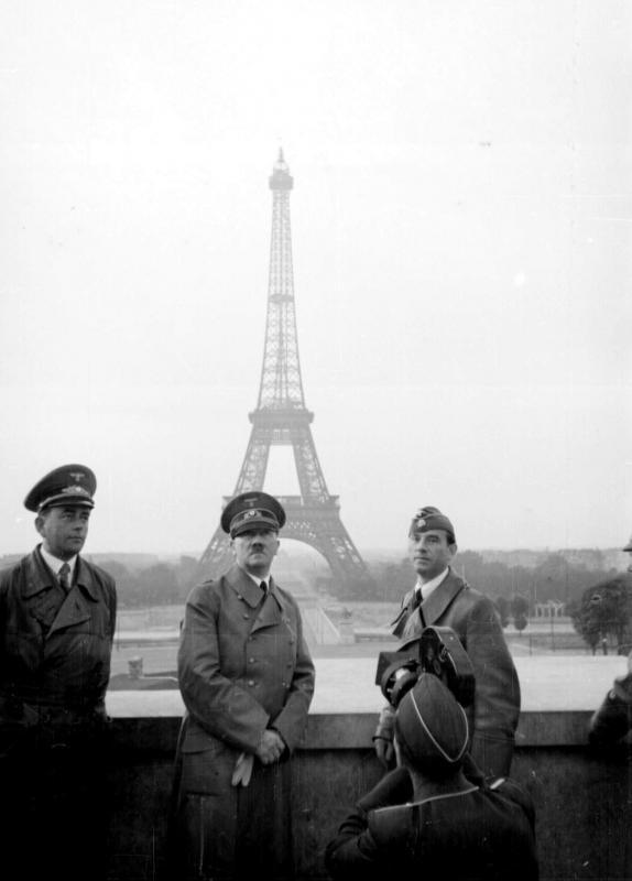 Arno Breker: 1940 mit SS-Totenkopf bei Propagandashooting mit Adolf Hitler in Paris (rechts)
