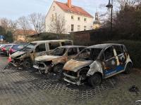 In der Nacht zum Mittwoch sind am Leutzscher Rathaus drei Fahrzeuge des Ordnungsamtes in Flammen aufgegangen.