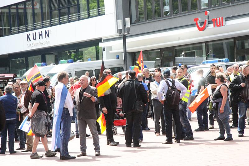 afd-stadtrat fiechtner mit israel-umhang unterhält sich ausgelassen mit hetzer michael mannheimer