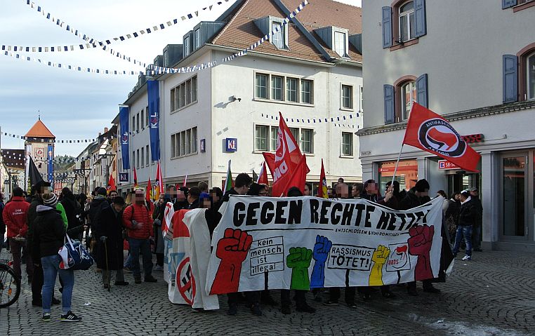 Auftakt der Demo Richtung Flüchtlingsheim