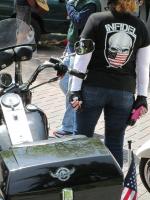 Rechte Motorradfahrerin mit Pfeffer im Anschlag