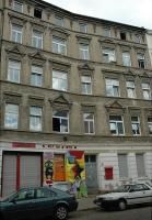 Das Haus in der Magdeburger Puschkinstraße. Vom Dachgeschoss wurde die Betonplatte geworfen. | Foto: Fabian Laaß
