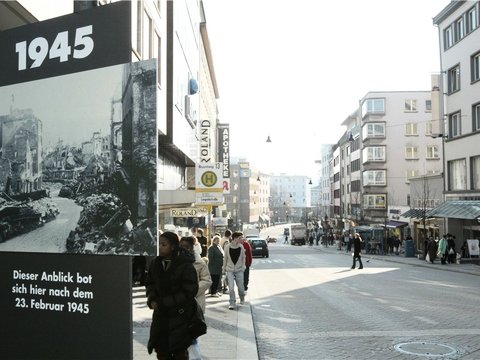 Die Bildtafeln, wie hier in der Leopoldstraße, die die Zerstörungen vom 23. Februar 1945 zeigen, werden 2012 zum letzten Mal Teil des Programmes sein
