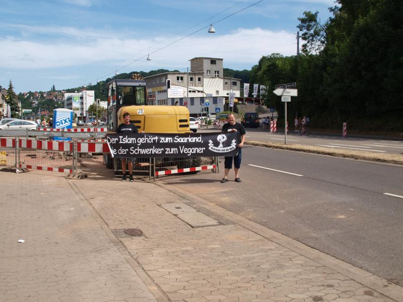 Sagesa stehen vor einer Baustelle in Saarbrücken. (24.07.2015)