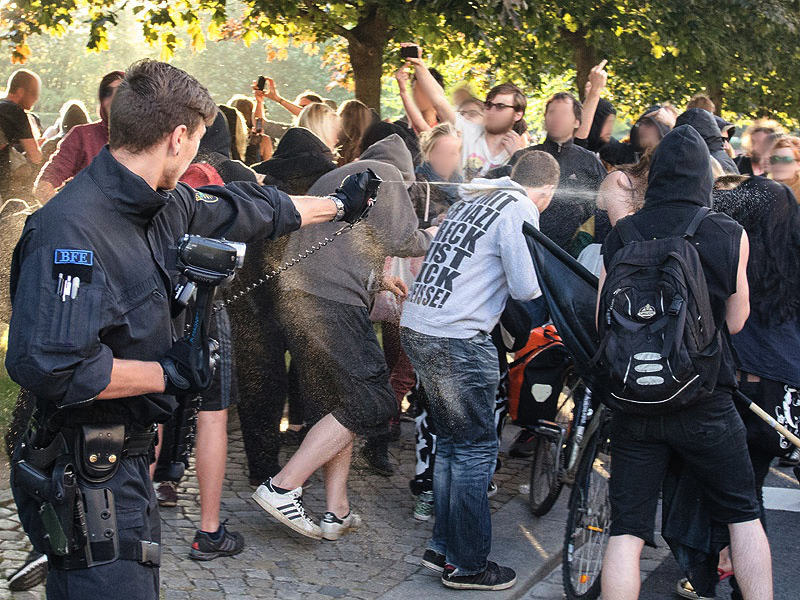 Pfefferspray in Dresden: Rechtsradikale finden staatliche Mithilfe