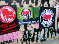 Antifaschistische Plakatwand