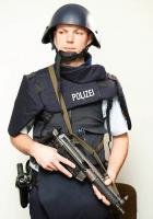 Ein Polizist präsentiert in Stuttgart bei einer Pressekonferenz eine Schutzausrüstung für den Kampf gegen Terroristen.