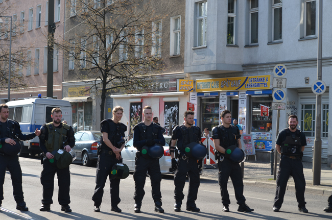 Polizei schützt den »Thor Steinar«-Laden