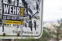 Sticker der »Identitären Bewegung« auf dem Bergweg zur »Burschenschaft Saxo-Silesia«