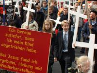 Moritz Schel­len­berg auf dem „Marsch für das Leben“ christlich-fundamentalistischer Abtreibungsgegner_innen in Berlin, Sep­tember 2012 (Bild­quelle: Apabiz)