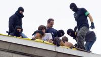 Polizisten mit Tarnkappen holen sieben Demonstranten vom Dach des Nordflügels