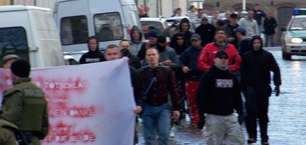 Neonazis hinter einem Transparent für “Nationalen Sozialismus” am 16. März 2008 in Wurzen. Mit roter Jacke: Thomas Persdorf. Foto: Archiv.