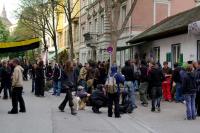 Nach der Demo vor dem besetzten Infoladen in der Gartenstraße