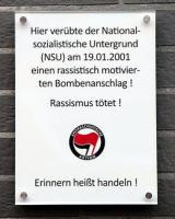 Tafel zum Gedenken an den neonazistischen Anschlag in der Probsteigasse