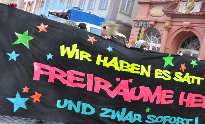 »Wir haben es satt! Freiräume her und zwar sofort!« Das Fronttransparent