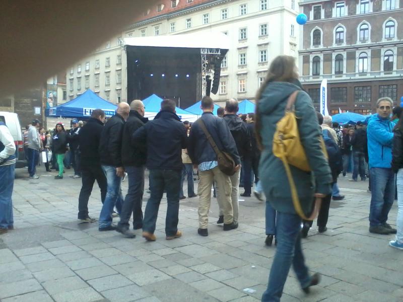 FPÖ-eigenes Team, mit Headsets verbunden, begleitet die Antifa-Demo und filmt diese auch