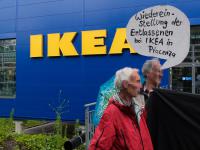 Schild: Wiedereinstellung der Entlassenen bei IKEA in Piacenza