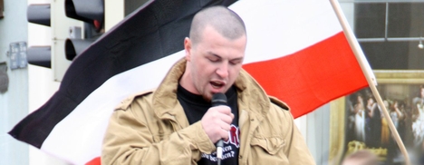 Sven Kahlin hält seine Rede beim Naziaufmarsch am 23.10.2010 in Hamm