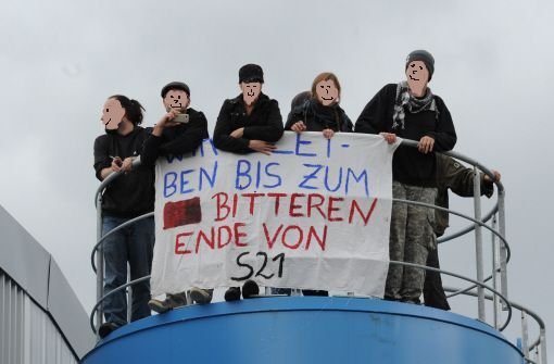 Einige der Besetzer_Innen auf einem Wassertank des Grudnwassermanagement