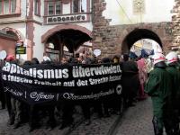 Demonstrationszug statt Straßenbahn auf der Kaiser-Joseph-Straße. Noch war es friedlich in Freiburgs Innenstadt...
