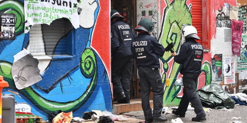 Polizisten vor der Friedel54 nach Räumung der Blockaden 