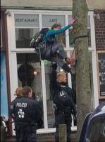 Kletterprotest gegen G20 - Aktivist wird von der Polizei festgehalten
