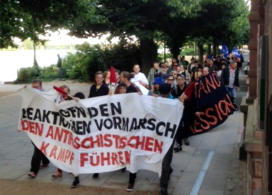 Die Polizei abgeschüttelt – Demozug am Rhein