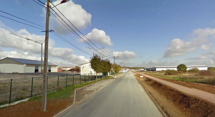 C'est dans cette rue, située dans une zone industrielle de Toul que le rassemblement néo-nazi a eu lieu dans un hangar loué pour l'occasion.