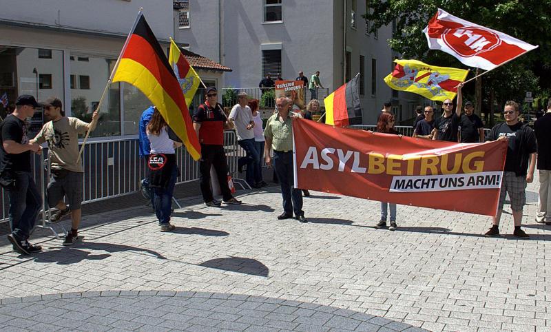 Feldpausch (2.v.l.) am 13. Juni 2015 bei einer rechten Kundgebung in Sinsheim ...