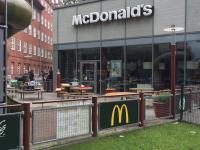 Die Polizei hat die rote Gasflasche neben den Tischen bei McDonalds in der Wrangelstraße gesichert (Foto: Timo Beurich)