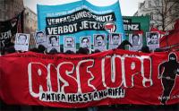 Antifaschistisches Banner für das Verbot des Verfassungsschutzes und gegen Nazi-Spitzel in den Geheimdiensten auf der Silvio-Meier-Demonstration am 19