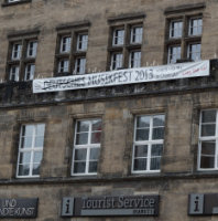 Banner am Rathaus durchgestrichen