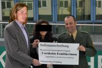 Hurra, der erste Spitzel ist da: Simon Bromma wird von Christian Zacherle in Heidelberg willkommen geheißen