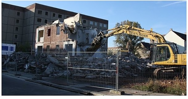 Die letzten Reste des Blocks Umfassungsstraße 47 bis 54 verschwanden in dieser Woche auf einem Haufen Schutt. Die Wobau lässt insgesamt 651 Wohnungen im Viertel abreißen. | Foto: S. Harter