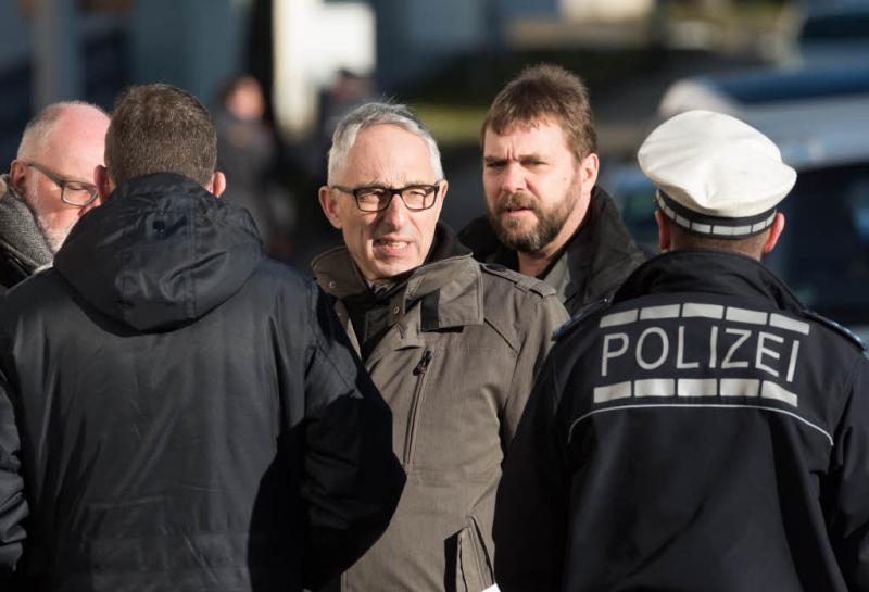 Der Oberbürgermeister von Villingen-Schwenningen Rupert Kubon (SPD, Mitte) informiert sich bei Polizeibeamten.