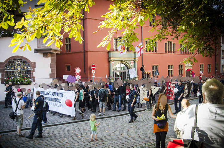 Einzug der Demo auf den Rathausplatz