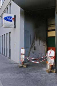 Brandspuren vor der AMS-Filiale, welcher Ursache der Durchsuchungen war.