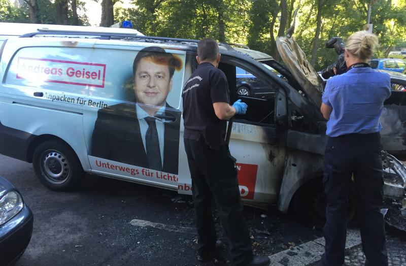 Sprengstoffexperten nahmen am Donnerstagvormittag Proben an dem ausgebrannten Auto (Foto: Jörg Bergmann)