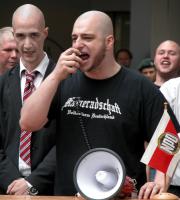 Dennis Bruglemans mit T-Shirt der “Kameradschaft Volkssturm Deutschland”