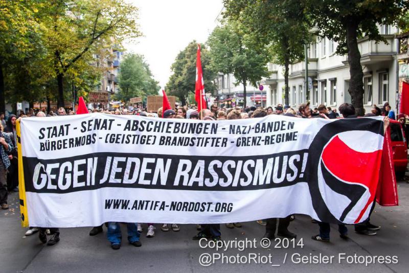 Zwischenkundgebung am Boxhagenerplatz (Foto: photoriot)