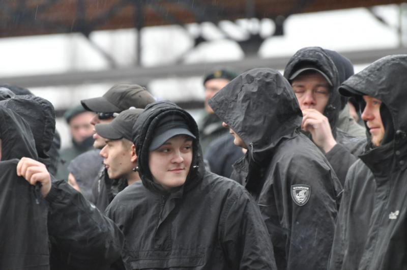 Adrian Albrecht (Bildmitte) beim Naziaufmarsch am 12