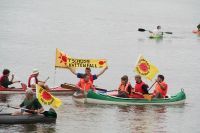 Paddler vor AKW Krümmel an der Elbe