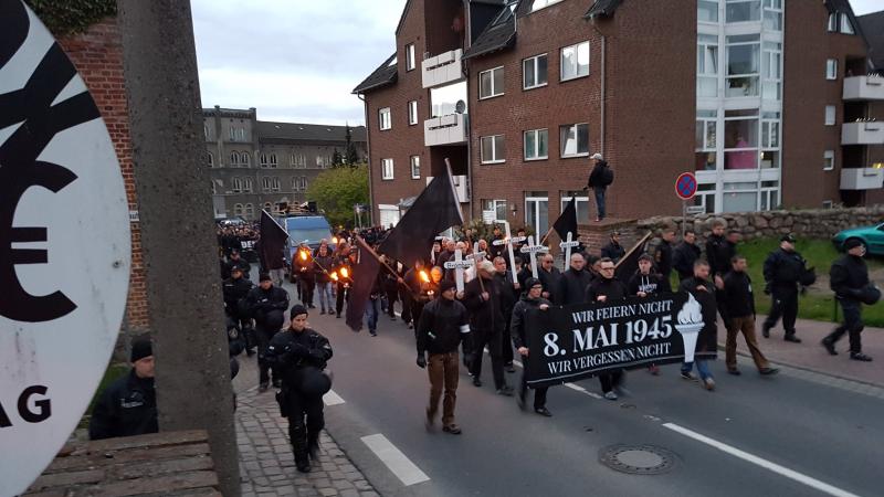 Faschisten marschieren, Polizisten schützen sie.