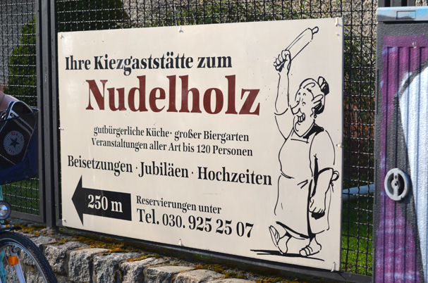 »Zum Nudelholz«-Werbung in der Falkenberger Straße