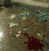 Der Saal des Bürgerhauses in Ballstädt nach der Schlägerei mit rechtsextremistischem Hintergrund. Blut und Scherben säumen den Boden.
