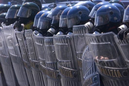 Genova 2001Carabinieri e Polizia