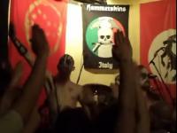 Goatmoon-Sänger Lähde auf Möbus Kon­zert bei Mai­land beim Hit­ler­gruß mit dem Publikum vor „Ham­mer­skins Italy“-Fahne