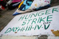 Das Hungerstreik-Camp der etwa 35 Flüchtlinge wurde am fünften Tag gewaltsam durch etwa 500 Polizist_innen geräumt. 