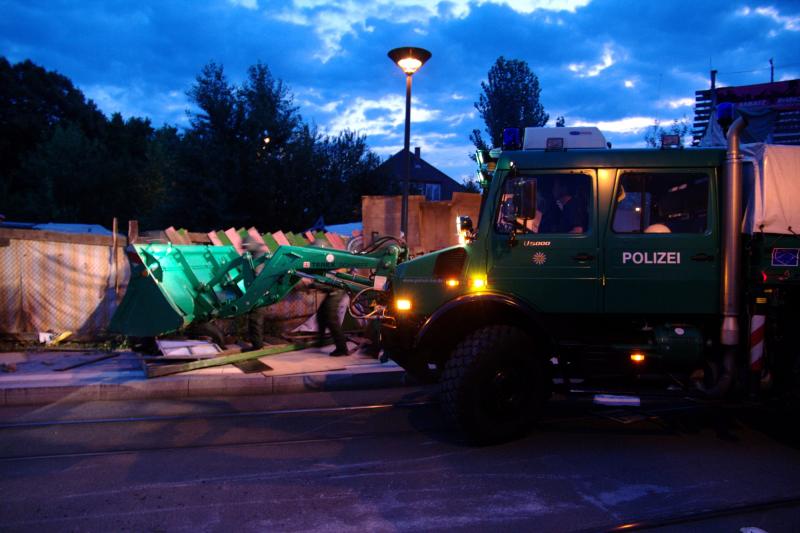 Bulldozer vor der Rhino-Außenwand