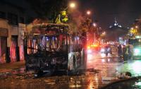 Bus bei der Uni von Santiago in einer Aktion des urbanen Chaos abgefackelt